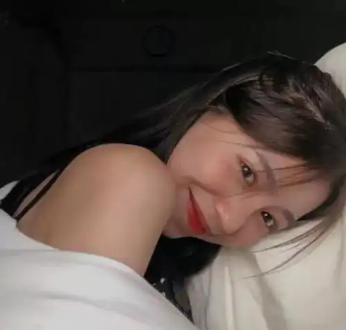 qq头像女生唯美睡趴胸部