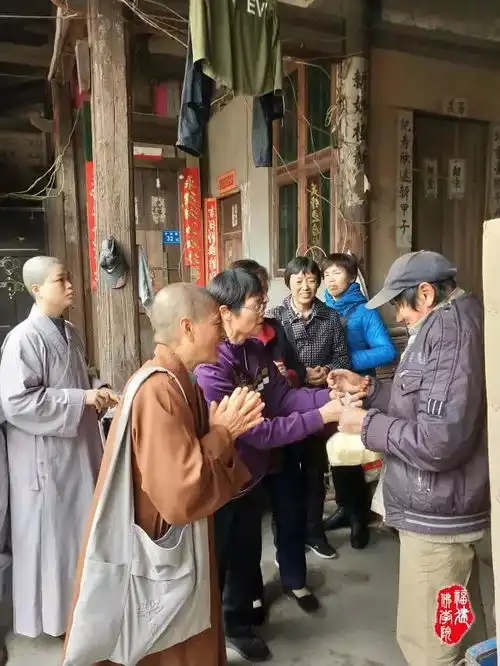 福建佛学院女众部象峰慈善组前往闽侯青口付竹村进行元旦慰问