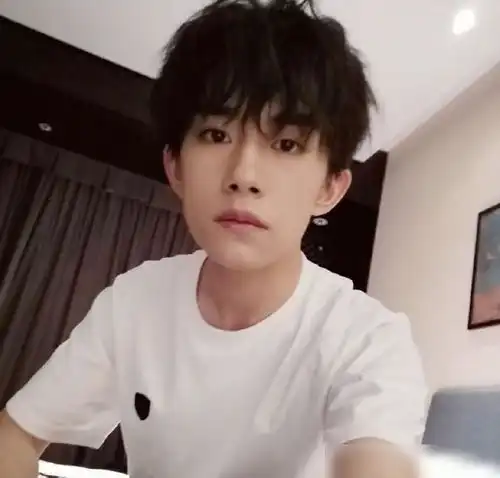 明星带弟弟出道压力大千玺弟弟7岁演电影,他的弟弟已两度选秀