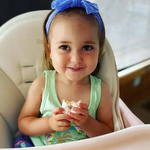 比伯妹妹海湾比伯萌翻天扎苹果头圆脸大眼睛,神似哥哥小时候