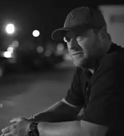 黄老板的保镖开了ins帐号,暴露了自己的逗逼属性,还顺便把黄老板卖了...