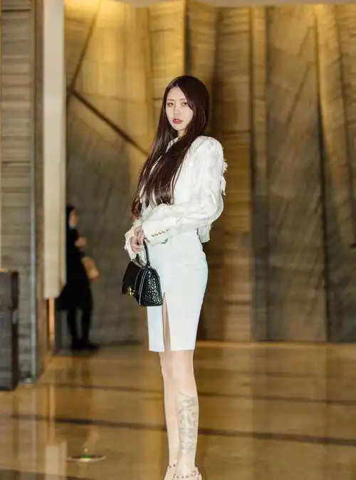 一袭白色搭配简直不要太高级,纯色简约不简单,上身就满满少女感