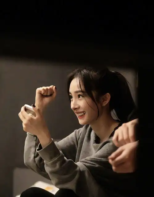 32岁杨幂高扎马尾,绿色卫衣撞衫30岁金泰妍,网友少女幂更