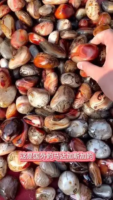 国外马达加斯加的蚕丝玛瑙,大哥想要十块钱一个带走,结果被老板拒绝了