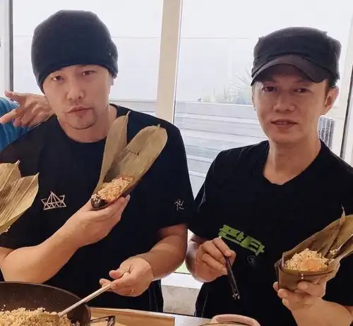 懒理外界对三胎性别的猜测,周杰伦晒遛娃照,儿子持保温杯好养生