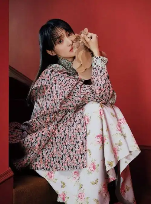 郑爽学习金泫雅,大胆挑战碎花造型,小仙女一点也不输小野马