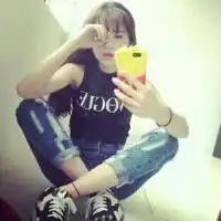 拿着手机拍张照