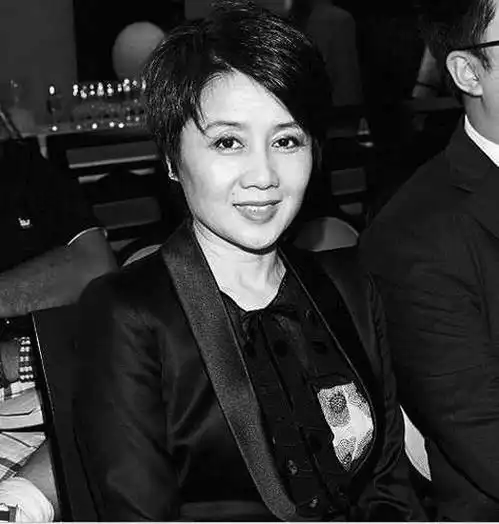 26岁美女下嫁65岁老头,13年没名没分,为其生下5子女,今身价百亿