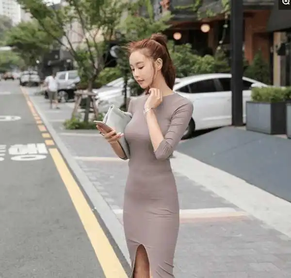 一件简单的开叉的连衣裙,穿出了万种风情