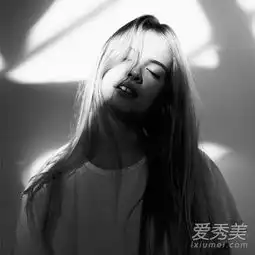 女人伤感黑白背影头像星