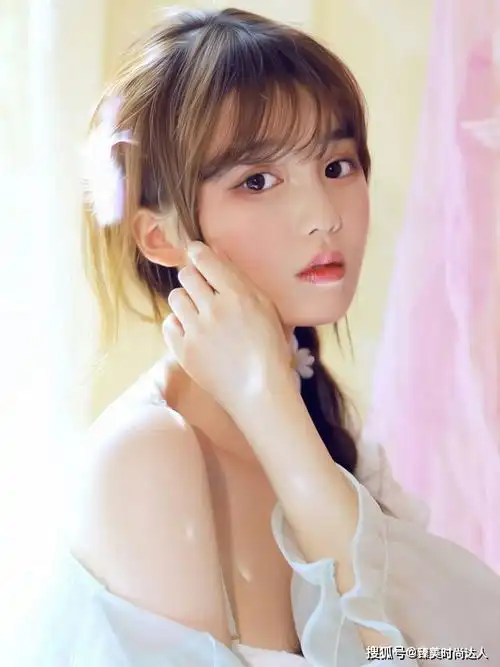 什么样的美女能表现纯欲风呢颜值高妆容精致,穿搭时尚吸引人