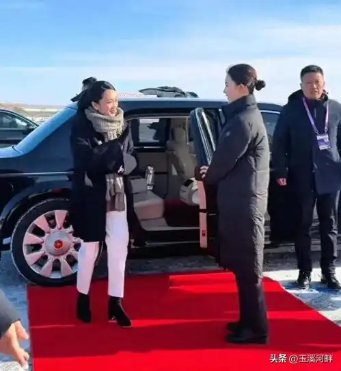 佩坦通对美女保镖竖起大拇指,依依惜别多次回头,严月霞笑容真美