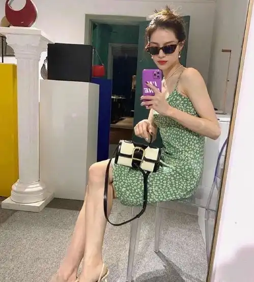 钟楚曦胆子真大穿樱桃印花套裙爬洗手池,为了秀腿也太拼了