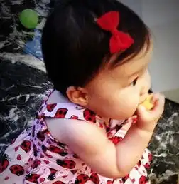 李念儿女近照七岁女儿长腿大眼淑女范十足,儿子呆萌长相随父亲