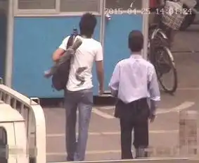 金庸迷背自铸倚天剑屠龙刀上街被抓