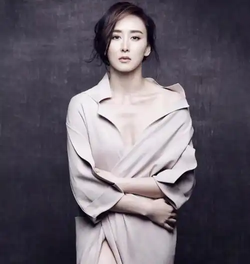 胡静,出生于云南楚雄彝族自治州楚雄