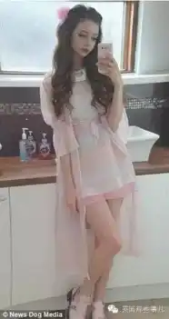 英国美女学中国网红玩剪刀手嘟嘴自拍画风诡异