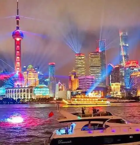 王思聪与众美女同游环球影城,全程当工具人,跪地为美女拍照