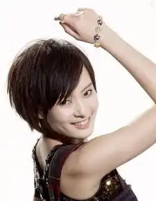 大家帮我看下这个图片的头型是用什么发蜡还是什么东西定的形