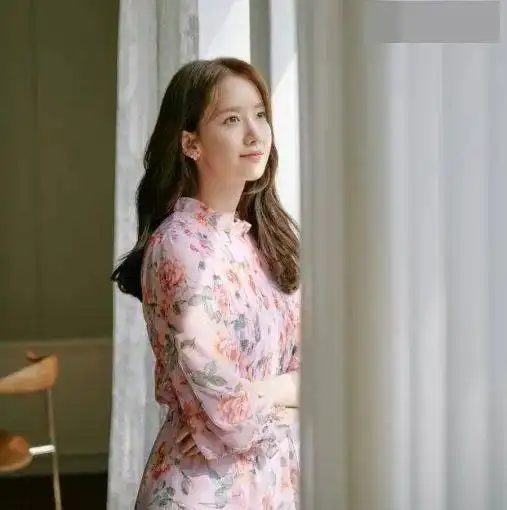 少女时代林允儿春季写真穿碎花裙温柔清新
