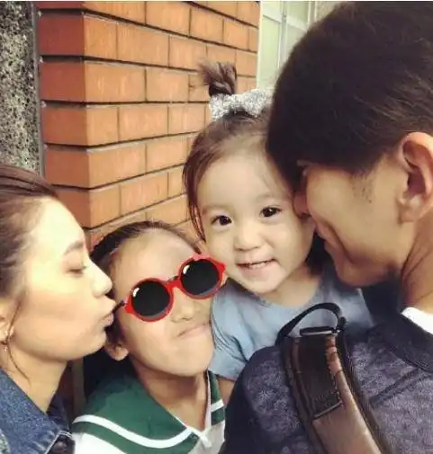 贾静雯大女儿怼网友,小号爆粗口引热议,直言私人生活爱骂脏话就骂