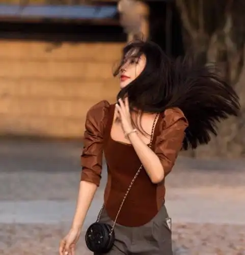 李菲儿的腰胯比厉害,穿普通的碎花裙也超美,太让人羡慕了