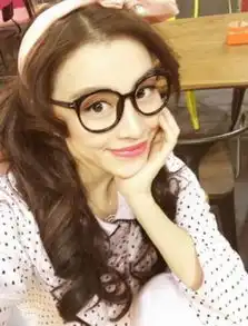 葛天晒自拍扎双马尾扮少女棒棒糖遮脸卖萌