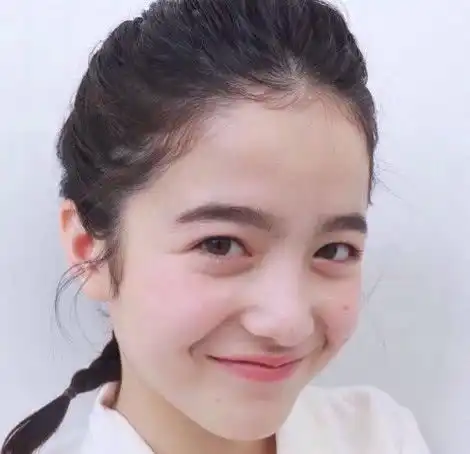 蓝天图片唯美女生头像纹绣