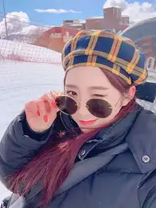 孟美岐就适合暗黑性感风造型,钢管铁栏跟她相配,有种野性美