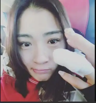 美女国门王飞无缘奥预赛切面包险切掉手指
