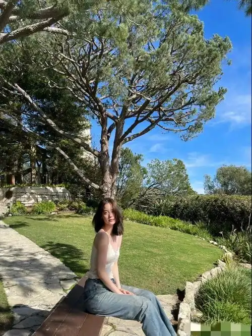 欧阳娜娜晒郊游照穿深v碎花吊带衫身材丰满性感纯欲风拉满