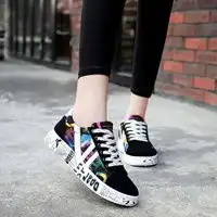 帆布鞋下半身图片女生头像穿着帆布鞋的下半身奔跑女生头像