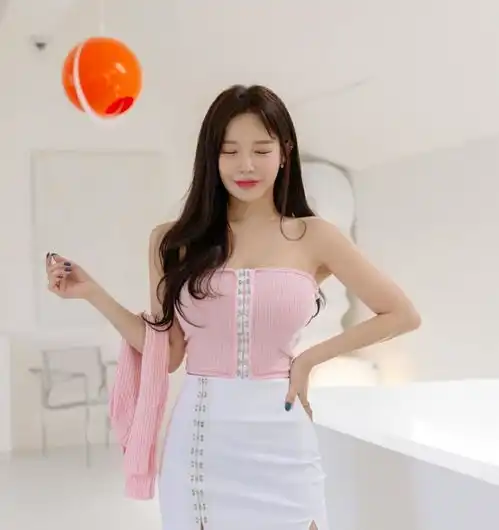 纯欲风美女日常穿搭,不仅青春可爱身材还很有料