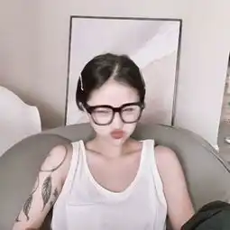 但愿日子清净,抬头遇到的都是柔情眼镜控专用的个性纹身女生qq头像