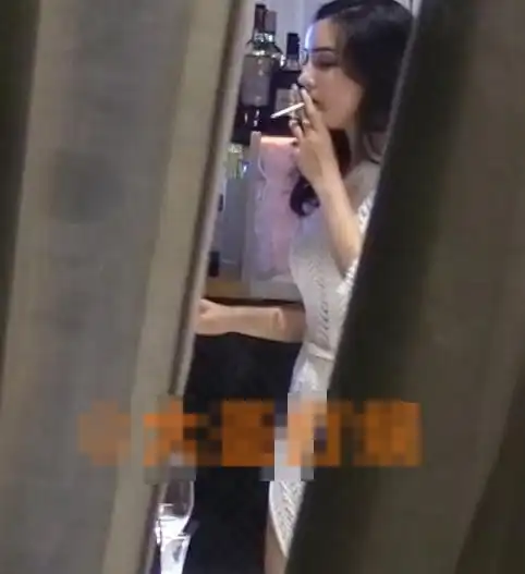 不介意女友浓妆餐厅抽烟,李治廷公开与混血女友恋情我是她初恋