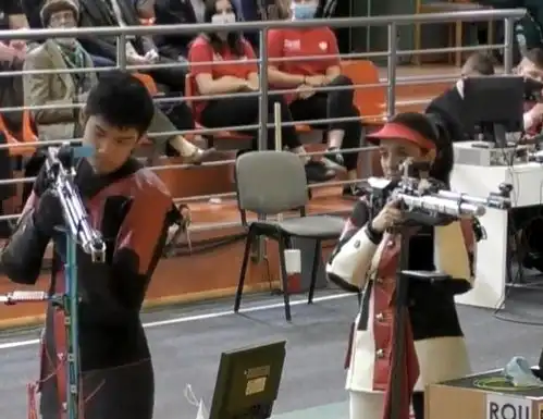 中国射击诞生新的世界冠军,恭喜16岁盛李豪欧洲女搭档很开心