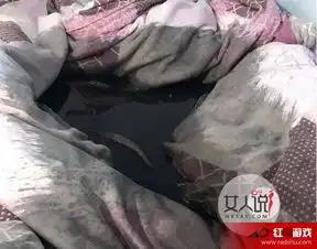 重庆高校一女生寝室遭遇泼墨门简直吓哭