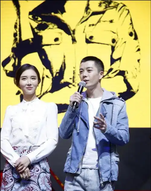 王栎鑫带美女进酒店,网友挖女方底细,疑似延禧攻略嘉嫔