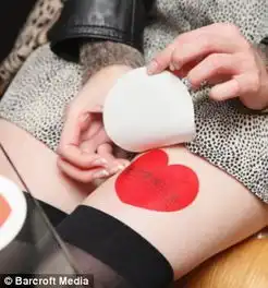 日本广告新创意美女大腿上做广告吸引眼球图
