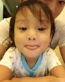 李小璐扭疼脖子甜馨按摩半夜嘱咐贾乃亮好好给妈妈揉