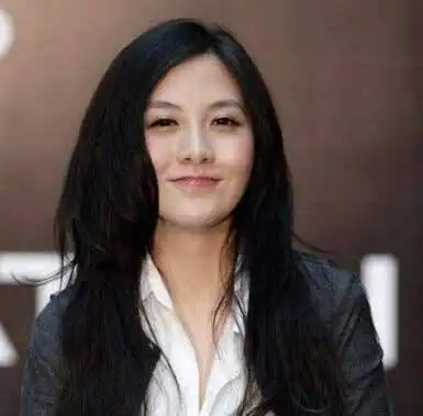 中国最年轻美女富豪,小小年纪坐拥360亿资产,名下还有百强房企