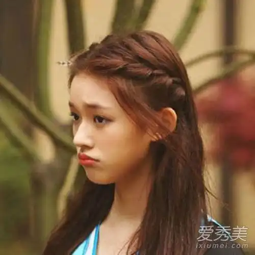 夏天,不要总是扎马尾辫12个小的新鲜编织在街上是美丽的