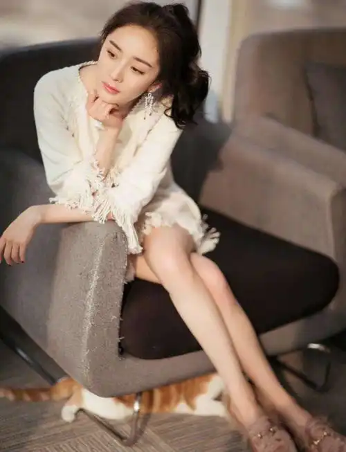 34岁杨幂,魔鬼身材少女脸蛋,成熟优雅让人流连忘返