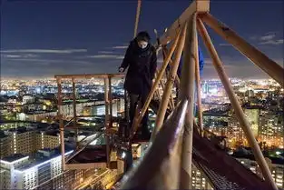 战斗民族美女玩自拍航拍机表示很刺激