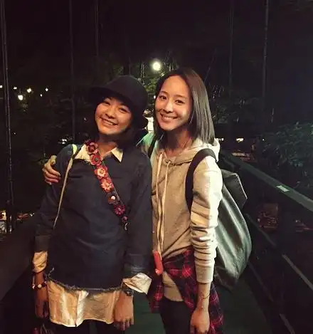 表面姐妹曝两女星称闺蜜却1年多零互动,疑因抢资源闹翻成路人