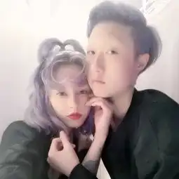 19岁小龙女吴卓林晒结婚证书,公开与网红女友andi婚讯