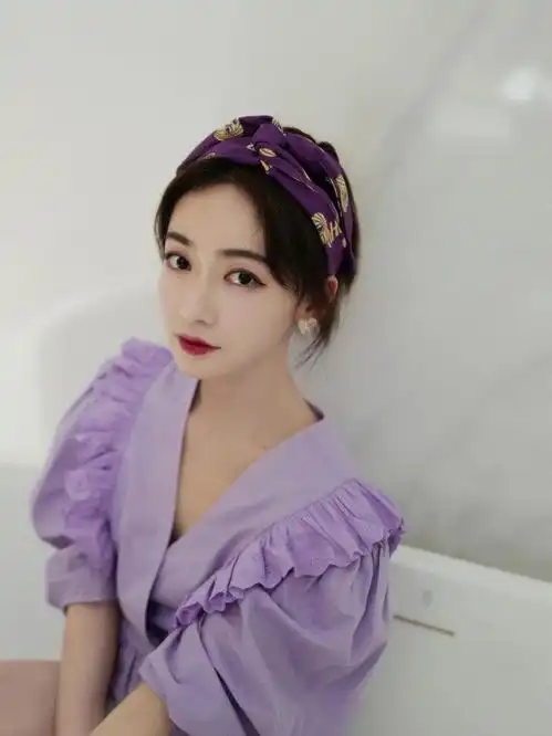吴谨言不愧能被于正力捧,穿紫色上衣扎同色发带,美得复古又少女