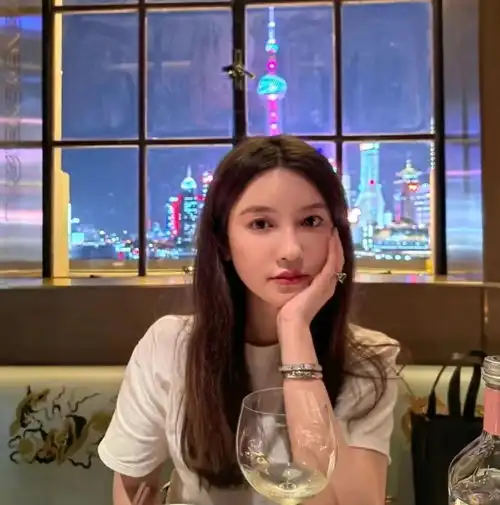 张大奕订婚时间有深意,未婚夫大有来头,女方为爱奔波很卑微