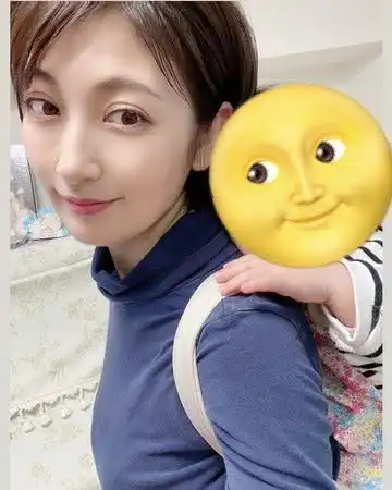 38岁女星零修图素颜出镜散乱头发水肿大眼引热议