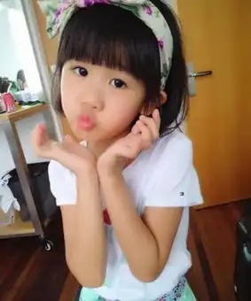 呆萌贝儿偷玩手机留证据撅嘴咬杯子长发美妞似包子妹